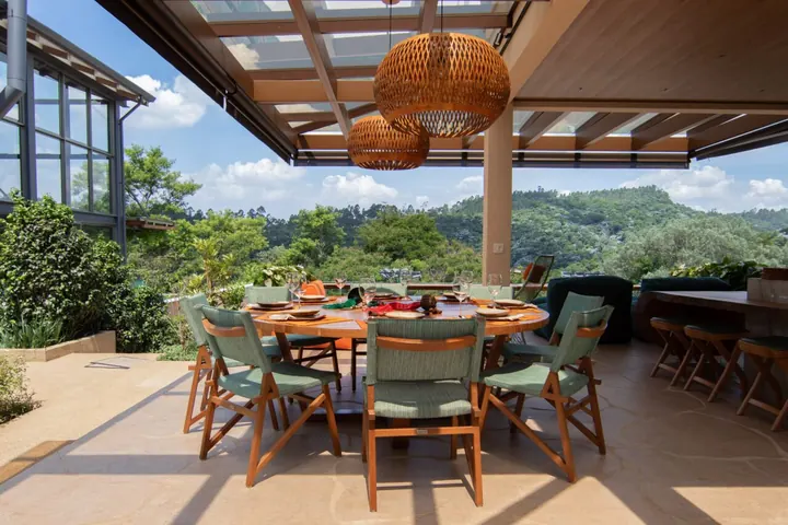 Espaço gourmet com pergolado e vista para a mata no projeto Gênesis, em Alphaville