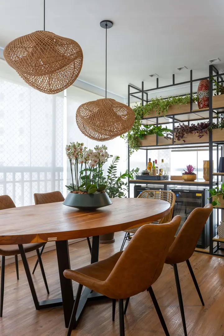 Varanda integrada com estante metálica, plantas e luminárias de fibra natural no Apartamento Mofarrej I